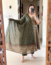 Elegant Green Ethnic Printed Cotton Suit Set with Dupatta – Graceful & Timeless